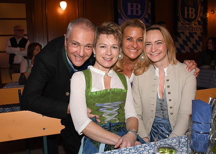 Hofbräu-Direktor Dr.Michael Möller mit Frau Irmgard, Hofbräukeller Wirtin Silja Steinberg und Eileen Popielaty (Trachten Angermaier) am 23.02.2024 im Hofbräukeller am Wiener Platz (©Foto: Ingrid Grossmann) 